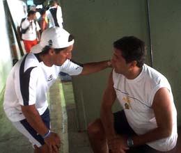 Pedro Troglio y Alberto Pascutti charlando antes de las prcticas en los vestuarios.