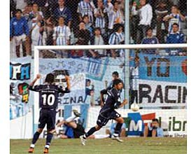 Leonardo Ramos sale a festejar tras convertir, de penal, el segundo gol de Independiente.