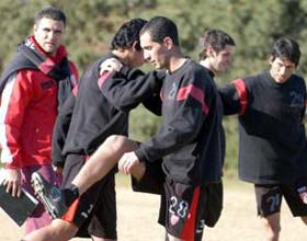 Sialle piensa en la conformacin del equipo, mientras sus jugadores se entrenan.